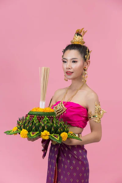 Loy Krathong Φεστιβάλ Γυναίκα Ταϊλανδέζικο Παραδοσιακό Ντύσιμο Εκμετάλλευση Διακοσμημένο Πλευστικό — Φωτογραφία Αρχείου