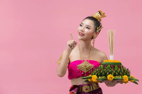 Loy Krathong Φεστιβάλ Γυναίκα Ταϊλανδέζικο Παραδοσιακό Ντύσιμο Εκμετάλλευση Διακοσμημένο Πλευστικό — Φωτογραφία Αρχείου