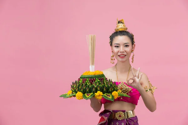 Loy Krathong Festival Woman Thai Traditional Outfit Holding Decorated Buoyant — Fotografia de Stock