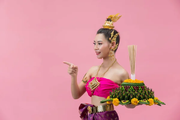 Loy Krathong Festival Woman Thai Traditional Outfit Holding Decorated Buoyant — Fotografia de Stock