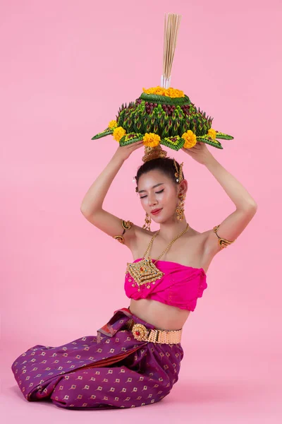 Loy Krathong Festival Woman Thai Traditional Outfit Holding Decorated Buoyant — Stockfoto