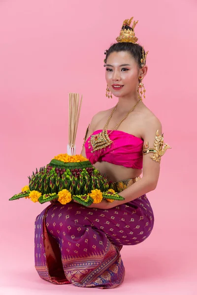 Loy Krathong Festival Donna Thai Vestito Tradizionale Tenendo Decorato Galleggiante — Foto Stock