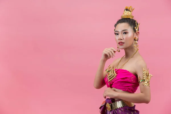 Loy Krathong Festival Woman Thai Traditional Outfit Holding Decorated Buoyant — Stockfoto