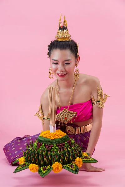 Loy Krathong Festival Woman Thai Traditional Outfit Holding Decorated Buoyant — Fotografia de Stock