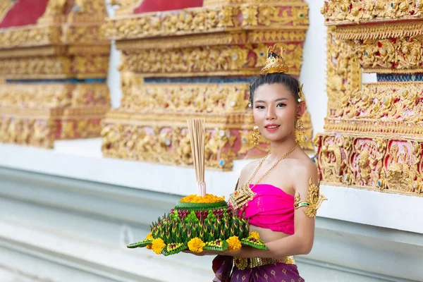 Mulher Ásia Tailandês Vestido Tradicional Segurar Kratong Festival Krathong Loy — Fotografia de Stock