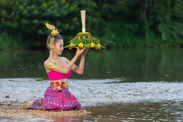 Mulher Ásia Tailandês Vestido Tradicional Segurar Kratong Festival Krathong Loy — Fotografia de Stock