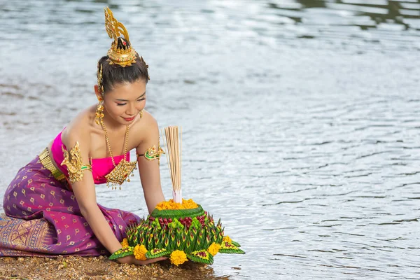 Mulher Ásia Tailandês Vestido Tradicional Segurar Kratong Festival Krathong Loy — Fotografia de Stock