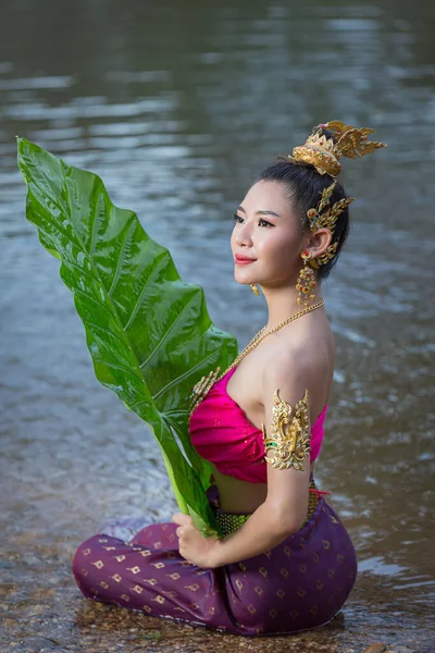 Loy Krathong Festival Woman Thai Traditional Outfit Holding Banana Leaf — 图库照片