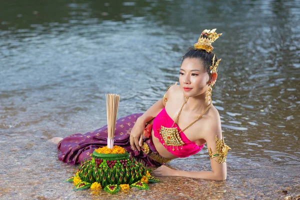 Mujer Asia Vestido Tailandés Tradicional Celebrar Kratong Festival Loy Krathong — Foto de Stock