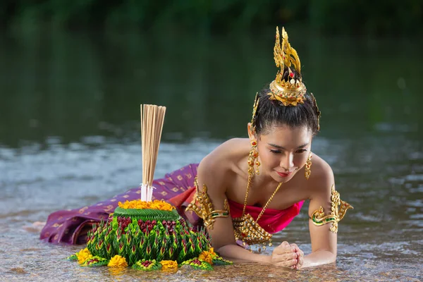 Mulher Ásia Tailandês Vestido Tradicional Segurar Kratong Festival Krathong Loy — Fotografia de Stock