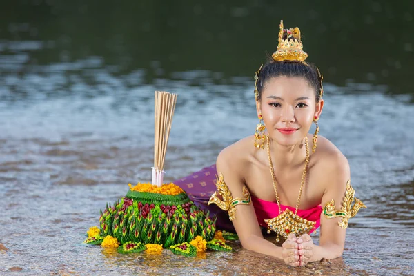 Mulher Ásia Tailandês Vestido Tradicional Segurar Kratong Festival Krathong Loy — Fotografia de Stock