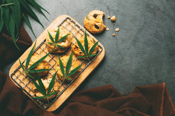 Cannabis Kekse Und Cannabisblätter Auf Holzschneidebrett Gelegt — Stockfoto