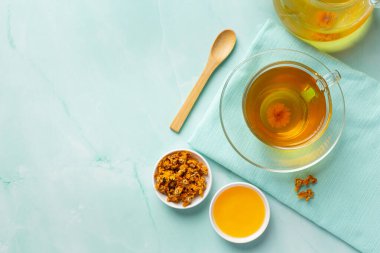 Kasımpatı Çiçek Çayı masada