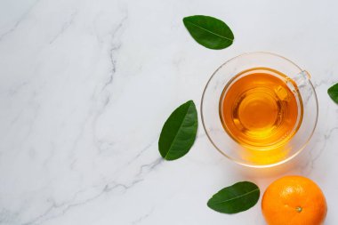 Sıcak portakal çayı ve taze portakal.