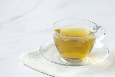 Stevia çayı masanın üzerinde cam bir fincanda