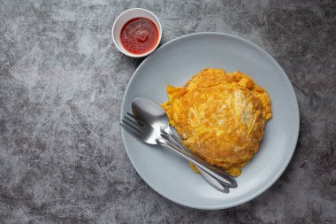 Pirinç ve domates soslu omlet.