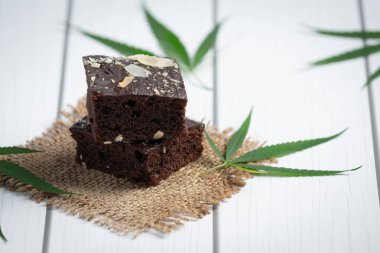 Esrar brownileri ve kenevir yaprakları kumaşa konur