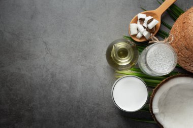 Hindistan cevizinden çeşitli ürünler koyu zemine konur.