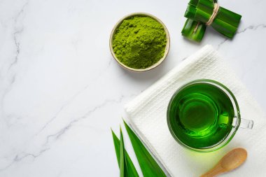 Masada taze yeşil pandan yaprağı