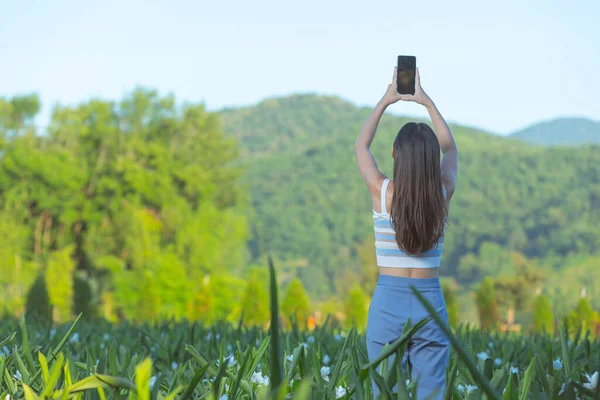 Mujer Usando Teléfono Móvil Para Tomar Fotos Jardín Flores — Foto de Stock