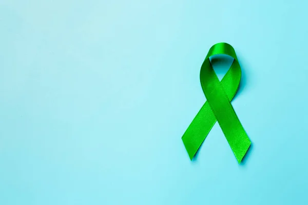 Día Mundial Salud Mental Cinta Verde Sobre Fondo Azul — Foto de Stock