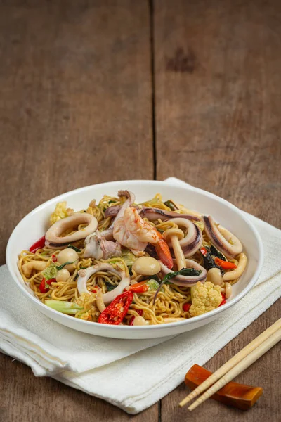 Comida Tailandesa Macarrão Instantâneo Frito Com Frutos Mar Legumes Variedade — Fotografia de Stock