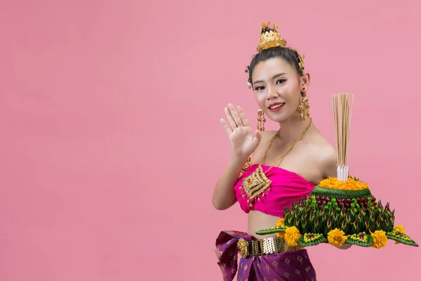 Loy Krathong Festival Woman Thai Traditional Outfit Holding Decorated Buoyant — Stock Fotó