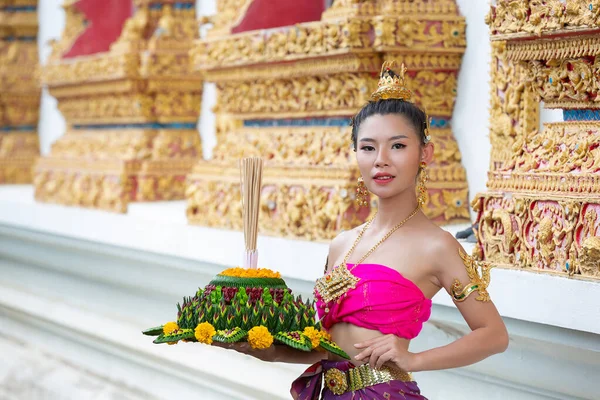 Mulher Ásia Tailandês Vestido Tradicional Segurar Kratong Festival Krathong Loy — Fotografia de Stock