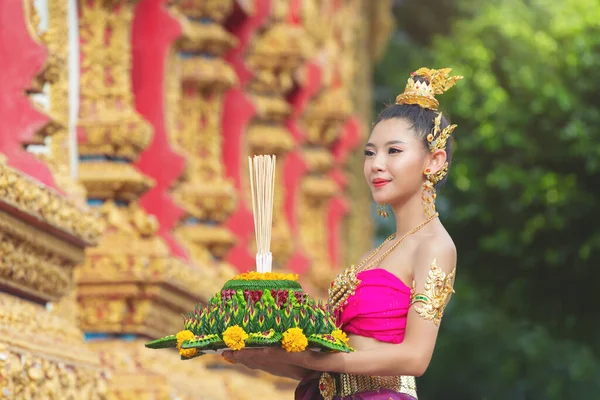 Mujer Asia Vestido Tailandés Tradicional Celebrar Kratong Festival Loy Krathong —  Fotos de Stock