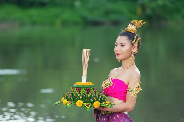 Mulher Ásia Tailandês Vestido Tradicional Segurar Kratong Festival Krathong Loy — Fotografia de Stock