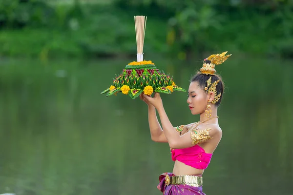 Mujer Asia Vestido Tailandés Tradicional Celebrar Kratong Festival Loy Krathong — Foto de Stock