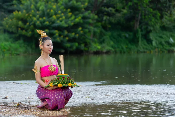 Mulher Ásia Tailandês Vestido Tradicional Segurar Kratong Festival Krathong Loy — Fotografia de Stock