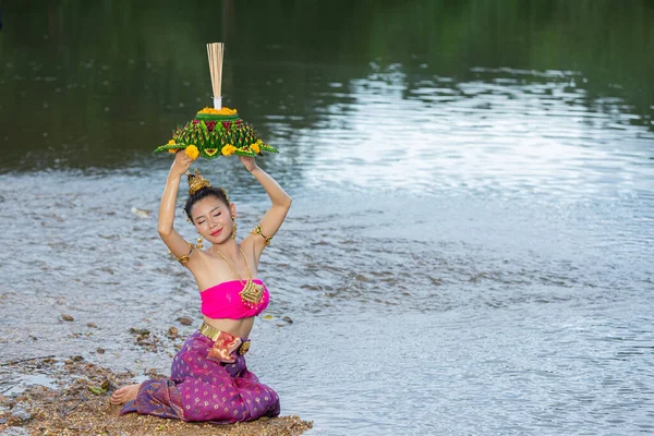 Mulher Ásia Tailandês Vestido Tradicional Segurar Kratong Festival Krathong Loy — Fotografia de Stock