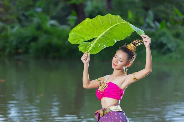 Festival Loy Krathong Mujer Traje Tradicional Tailandés Sosteniendo Hoja Plátano — Foto de Stock