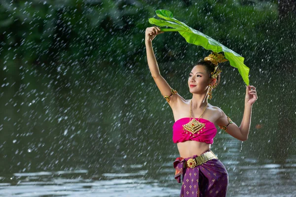 Loy Krathong Festival Woman Thai Traditional Outfit Holding Banana Leaf — Fotografia de Stock