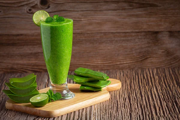 Glass Aloe Vera Juice Put Wooden Cutting Board — Foto Stock