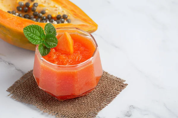 Vaso Jugo Papaya Puesto Suelo Mármol Blanco — Foto de Stock