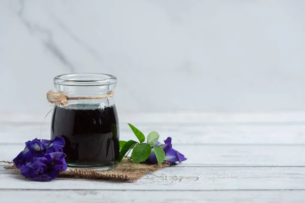 Glass Butterfly Pea Flower Tea Put White Wooden Floor — Stockfoto