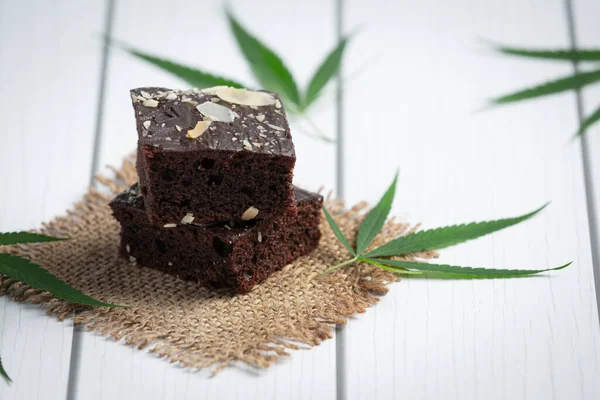 Cannabis Brownies Und Cannabisblätter Auf Stoff Aufgezogen — Stockfoto