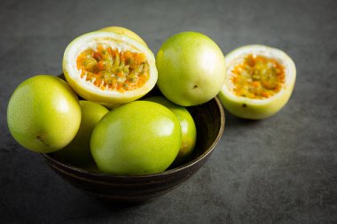 taze tutku meyveleri ikiye bölünmüş, siyah kaseye koyun.