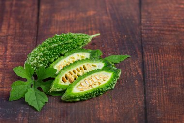 Ahşap zemine çiğ su kabakları konmuş.