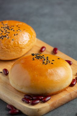 Ahşap kesme tahtasının üzerinde fırında fasulye ezmesi.