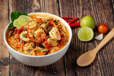 Tayland yemeği; TOM YUM KUNG veya nehir karidesi baharatlı çorba