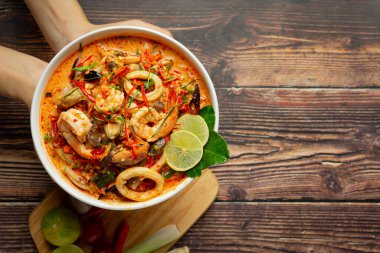 Tayland yemeği; TOM YUM KUNG veya nehir karidesi baharatlı çorba