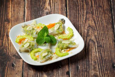 Tayland yemeği, baharatlı balık soslu karides.