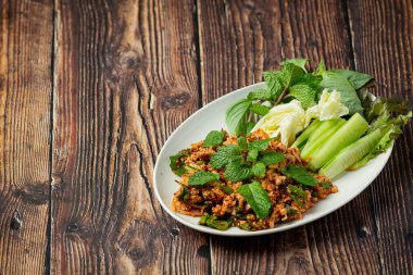 Tayland yemeği; baharatlı kıymalı domuz eti ve meze.