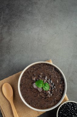 Siyah fasulyeli tatlı yemeği.