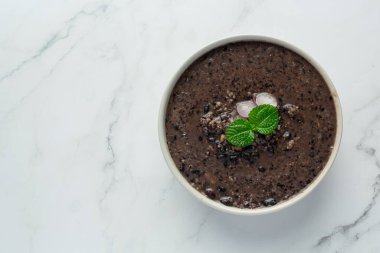 Siyah fasulyeli tatlı yemeği.