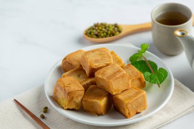 Siyah fasulyeli tatlı yemeği.