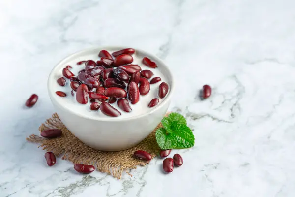 Postre Leche Coco Frijol Rojo Tazón Blanco Suelo Mármol Blanco — Foto de Stock